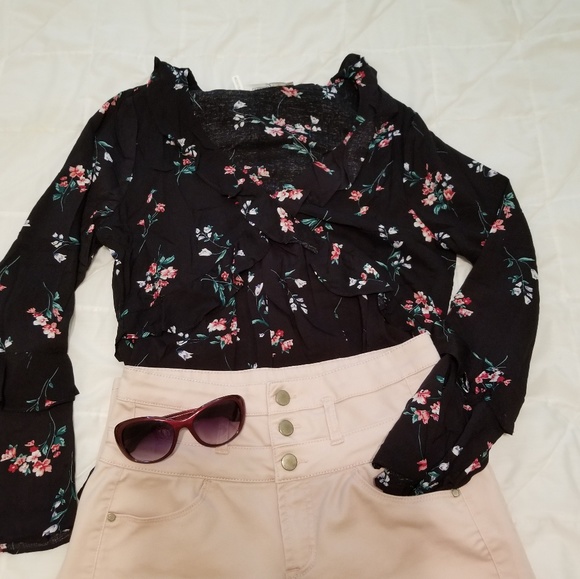 Last 1  Ruffled top with delicate flowers - Picture 3 of 4